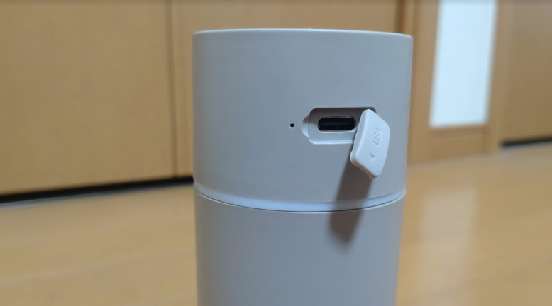 卓上加湿器の背面。USB充電ポートが見える状態の写真